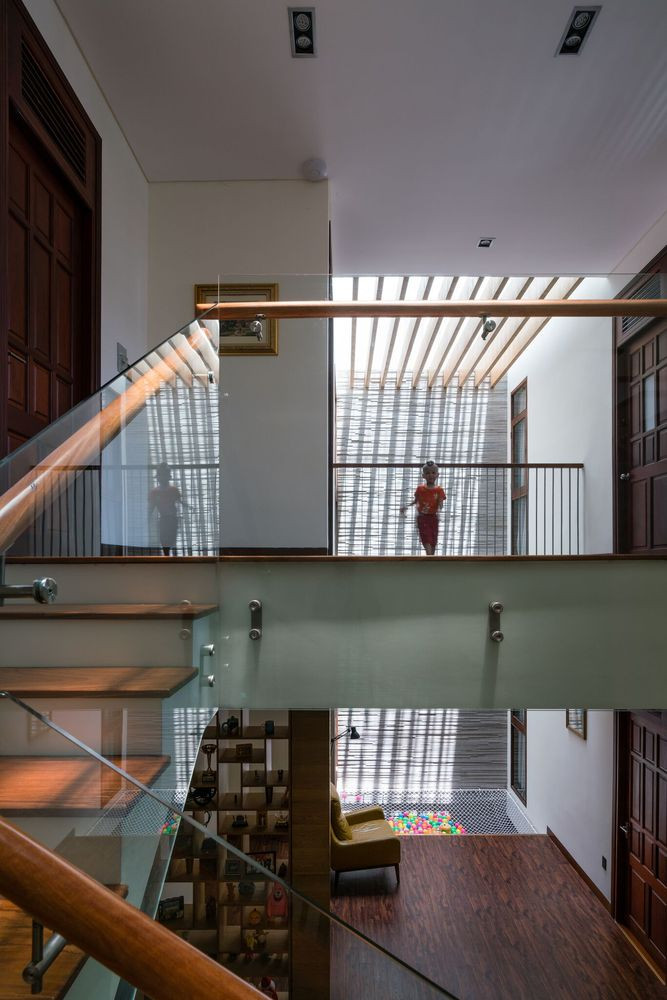 Tầng 2 là phòng đọc sách và những thanh trụ gỗ để che bớt ánh sáng mặt trời cho khoảng không. Ảnh: Quang Đàm