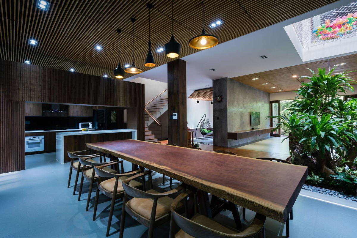 Thiết kế tập trung vào việc sắp đặt lại không xanh, gara, phòng khách, nhà bếp, phòng ăn ở tầng 1. Ảnh: Quang Đàm