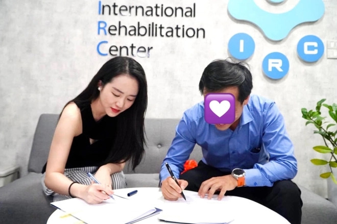 Vợ của tiền vệ sinh năm 1995 đã liên tiếp ký kết các hợp đồng hợp tác phát triển cực nhanh trung tâm phục hồi chấn thương mà chồng tâm huyết. Sự giỏi giang của nàng WAG giúp Xuân Trường phần nào yên tâm để tập trung đá bóng. Ảnh: IRC