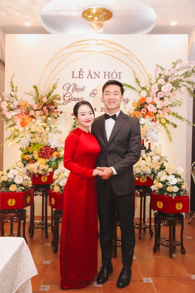 Năm 2021, Xuân Trường lập gia đình và có cuộc sống hạnh phúc bên vợ Ngô Mai Nhuệ Giang. Dù đã có bé Little Daisy nhưng đến nay cặp đôi vẫn chưa tổ chức lễ cưới mời họ hàng, bạn bè và đồng nghiệp. Ảnh: Facebook