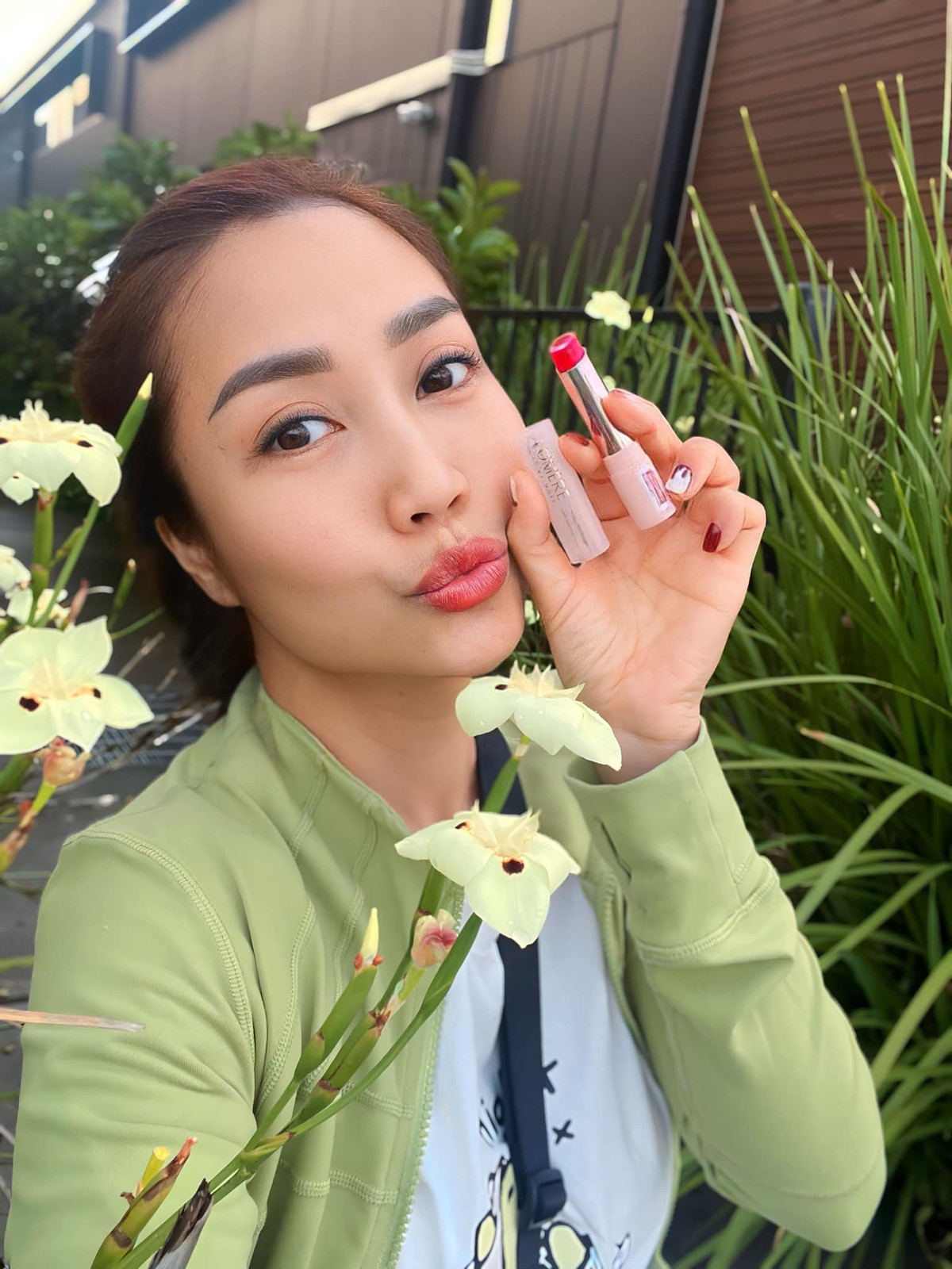 Theo nguồn tin của VTCNews, vừa qua nghệ sĩ Ốc Thanh Vân và gia đình đã hoàn tất thủ tục và bay sang Úc định cư.