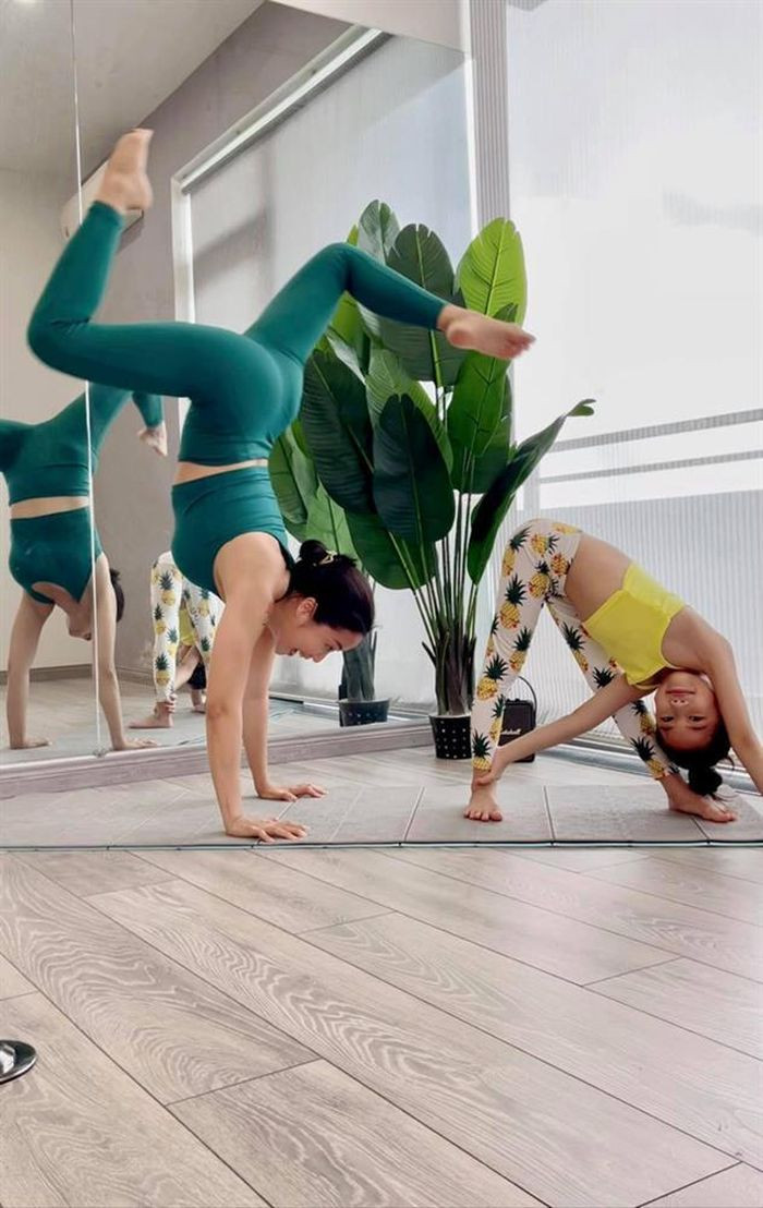 Trong nhà còn có không gian để Ốc Thanh Vân tập yoga.