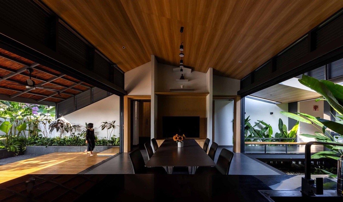 Vì vậy, trong dự án này, kiến trúc sư tạo ra một không gian sống thoải mái với các đặc điểm của kiến trúc nhiệt đới, cho phép gió theo mùa và giảm thiểu tác động đến hệ sinh thái hiện có của đất.