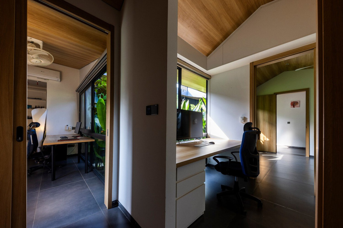 Phòng làm việc có cửa kính lớn mang lại cảm giác rộng rãi, thoáng đãng. Nguồn ảnh: DDconcept