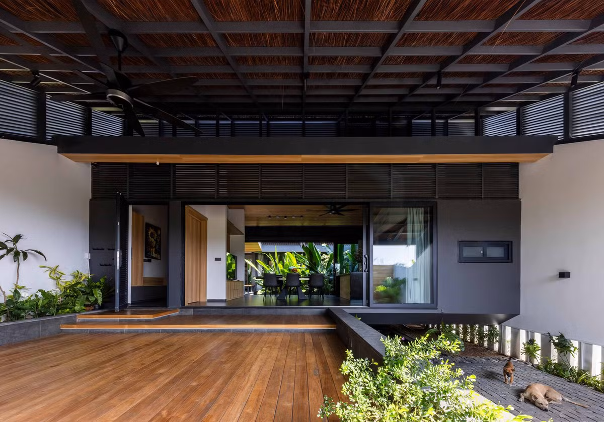 Để khắc phục nhược điểm nhà hướng Tây, đội ngũ kiến trúc sư nâng cao sàn nhà, giúp chống ngập nước đồng thời thúc đẩy tản nhiệt.