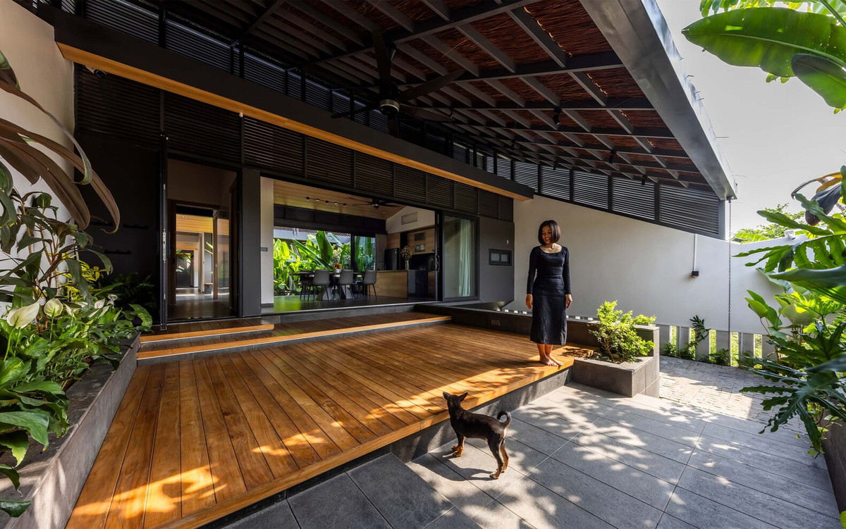 Sân vườn, hiên nhà và hành lang là những khu vực chuyển tiếp giữa không gian trong nhà và ngoài trời, giảm bức xạ nhiệt vào các phòng bên trong.