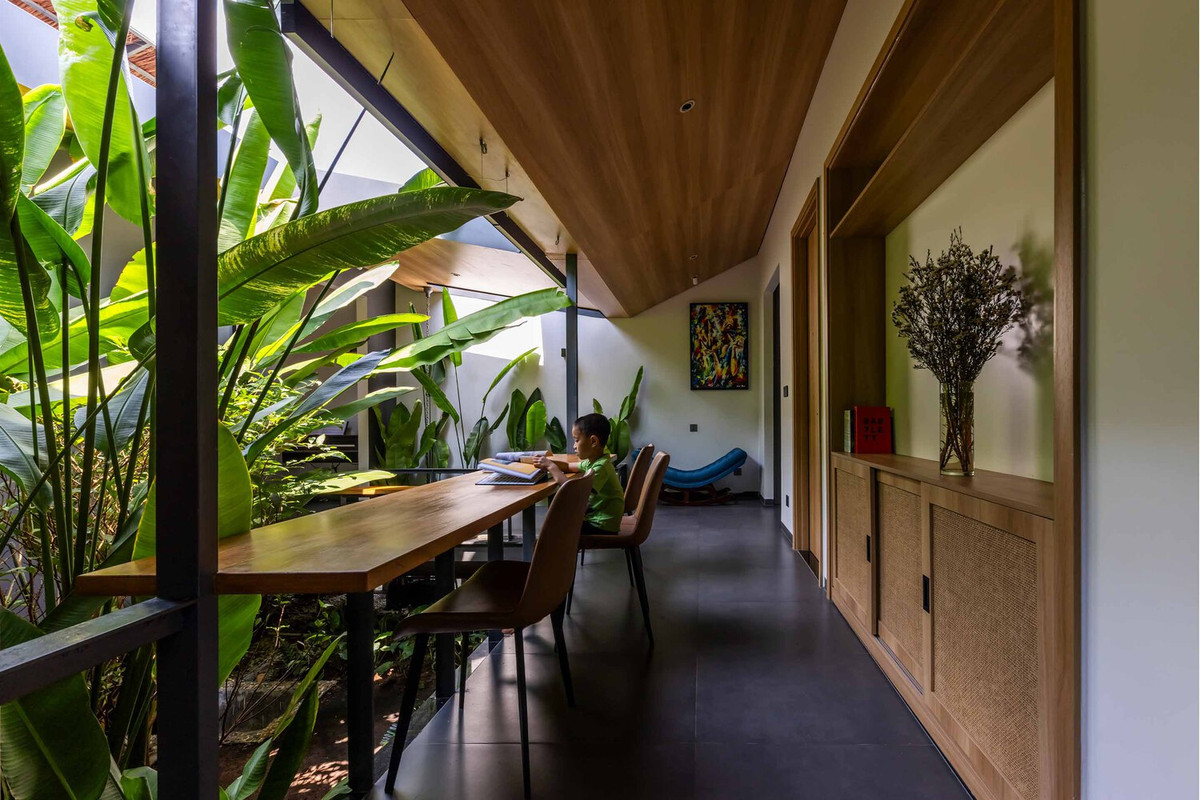 Từ bên trong, các thành viên trong nhà có thể trải nghiệm những sắc thái luôn thay đổi của thiên nhiên trong suốt cả ngày và các mùa.