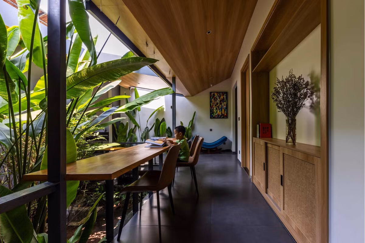 Từ bên trong, các thành viên trong nhà có thể trải nghiệm những sắc thái luôn thay đổi của thiên nhiên trong suốt cả ngày và các mùa.