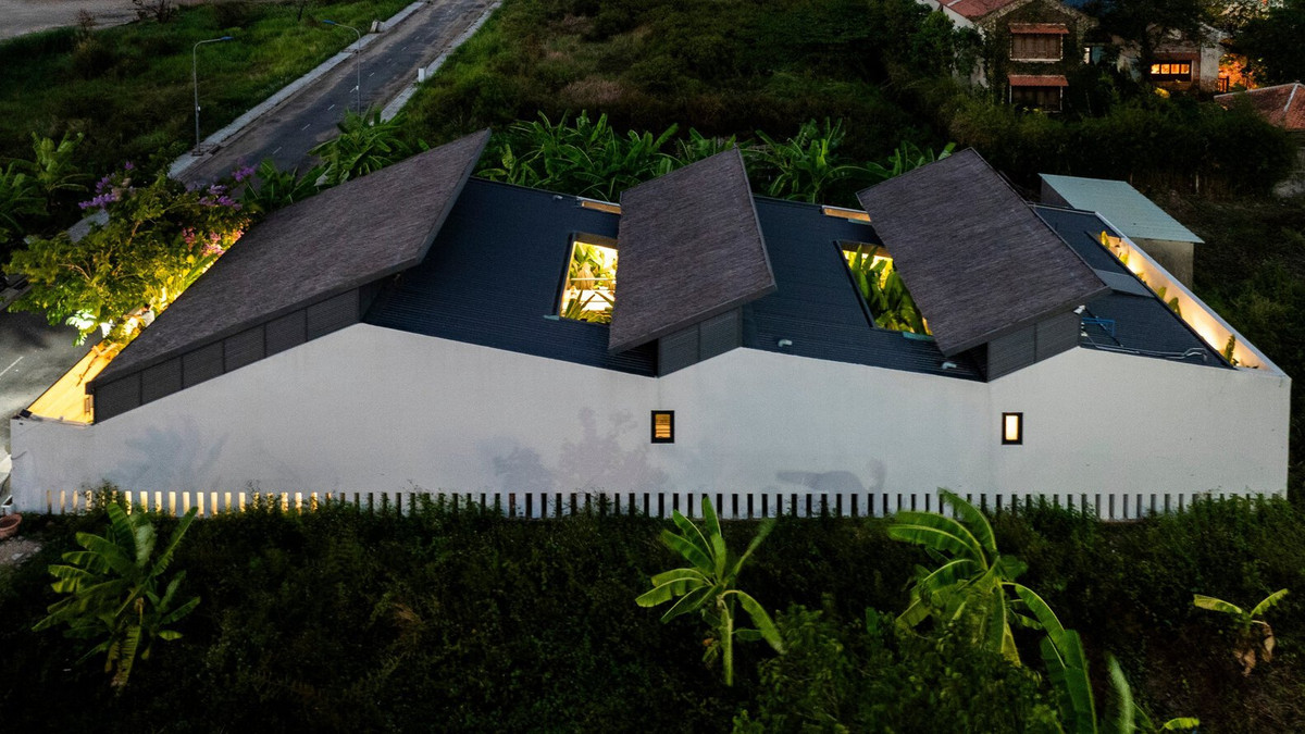 Gia chủ mong muốn một căn nhà hài hòa với thiên nhiên, đủ rộng rãi cho con cái chơi đùa nhưng vẫn đảm bảo sự tiện nghi của một ngôi nhà hiện đại ở thành thị.