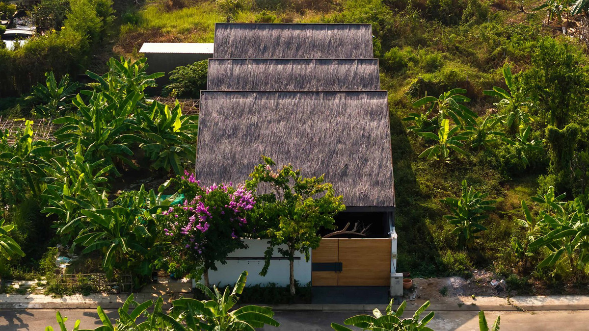 Hệ thống mái nhà lớn, được lợp tranh giúp chống nóng tốt.