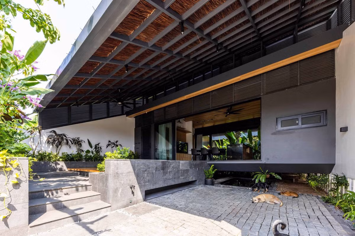 Do chuyển từ căn hộ cao tầng xuống nhà đất, chủ nhà vẫn muốn giữ được những tiện ích, công năng của kiến trúc chung cư. Vì vậy, tất cả không gian sinh hoạt được thiết kế trên cùng một mặt phẳng.