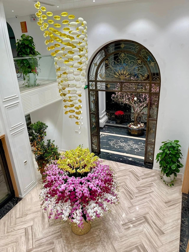 Ngay dưới chiếc đèn chùm sang trọng là chậu lan 5 "tầng". Ảnh: Doanhnghiep&amp;tiepthi