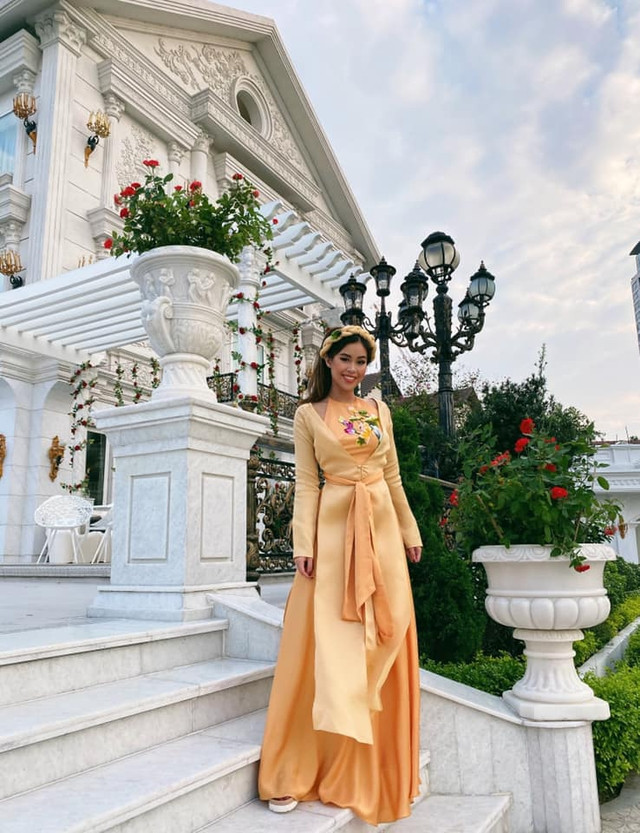 Mỗi dịp Tết, biệt thự của tỷ phú Johnathan Hạnh Nguyễn và doanh nhân Lê Hồng Thủy Tiên tràn ngập các loại hoa. Ảnh: FBNV