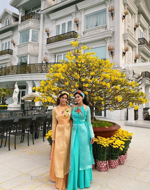 Nổi bật nhất là chậu mai vàng rực rỡ. Ảnh: FBNV