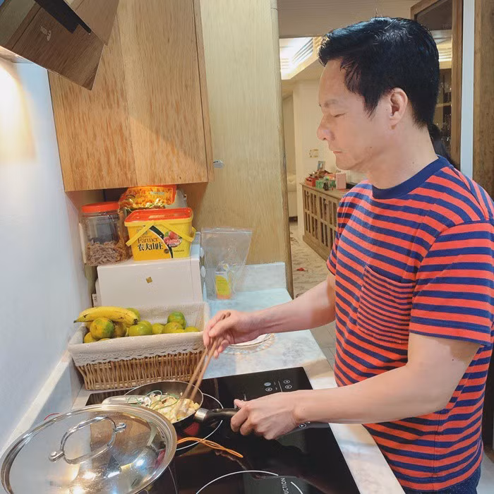 Doanh nhân Đức An còn đảm nhận chuyện nấu nướng chính ở nhà. Anh thường xuyên vào bếp chuẩn bị những món ăn cầu kỳ cho vợ con. Ảnh: FBNV