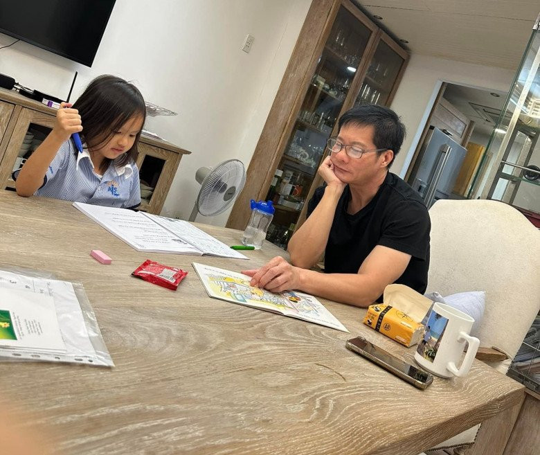 Việc chăm sóc, dạy dỗ con gái nhỏ cũng được vị đại gia quan tâm. Ảnh: FBNV