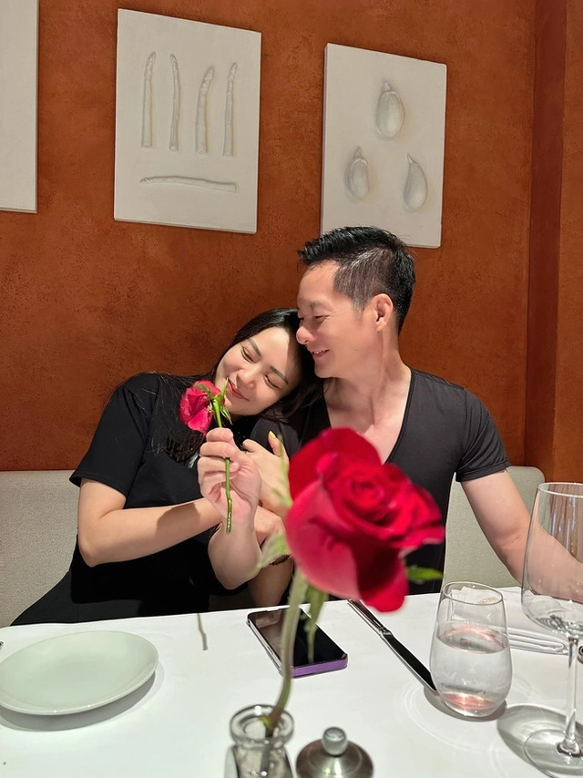 Đã bên nhau gần chục năm, Phan Như Thảo vẫn được ông xã chiều “tận trời”, dành muôn hành động lãng mạn và tinh tế. Ảnh: FBNV