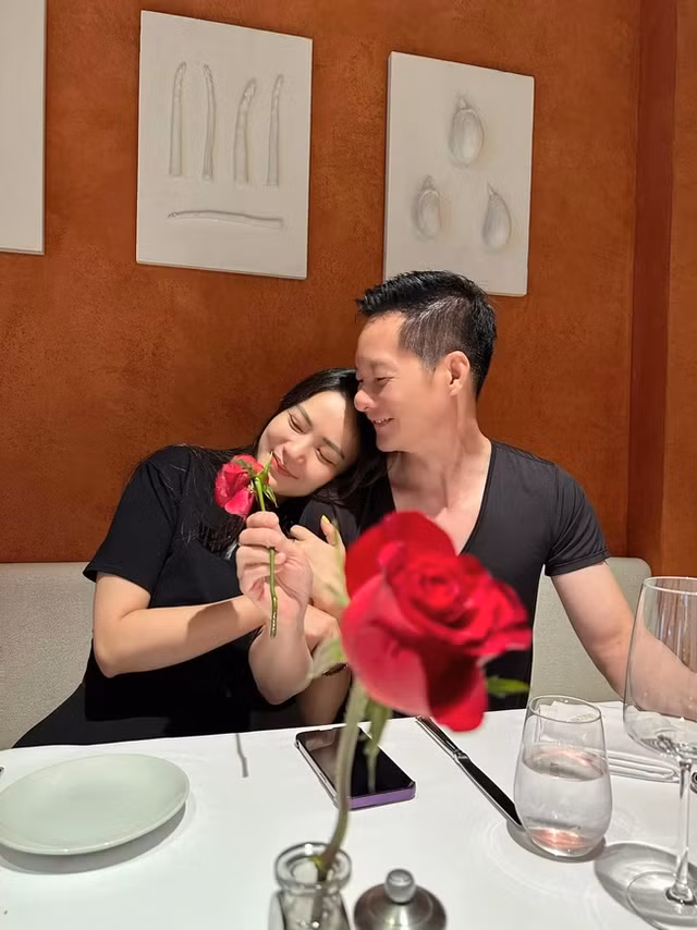 Đã bên nhau gần chục năm, Phan Như Thảo vẫn được ông xã chiều “tận trời”, dành muôn hành động lãng mạn và tinh tế. Ảnh: FBNV