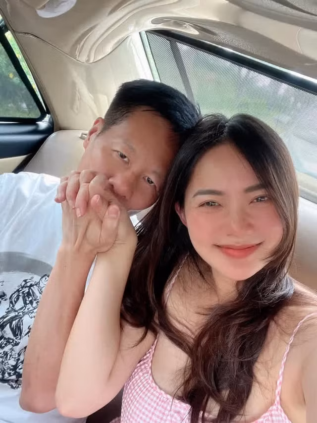 Cặp đôi hơn kém nhau 26 tuổi không ngần ngại chia sẻ những khoảnh khắc ngọt ngào bên nhau. Ảnh: FBNV