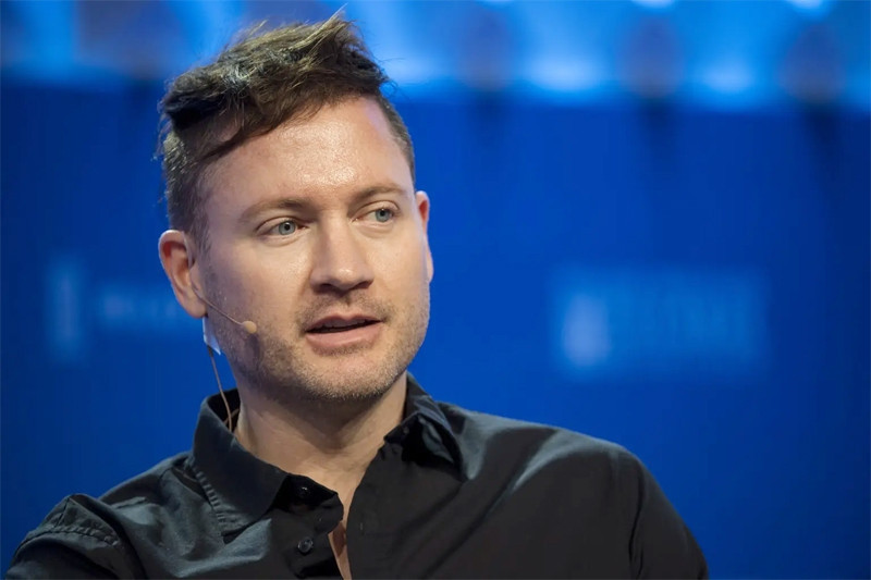 Công việc bán điện thoại di động đã giúp Bryan Johnso trang trải học phí đại học. Đồng thời, Johnso cũng triển khai buôn bán bất động sản và gọi điện thoại qua video. Ảnh: New York Post