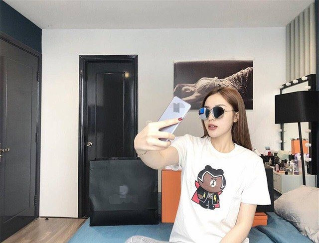 Phòng ngủ có góc nhỏ kê tủ đựng đồ, bàn trang điểm. Ảnh: FBNV