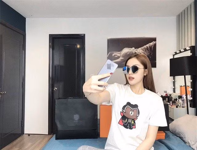 Phòng ngủ có góc nhỏ kê tủ đựng đồ, bàn trang điểm. Ảnh: FBNV