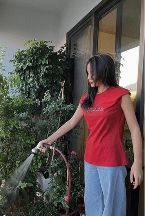 Ban công được nàng hậu trồng nhiều hoa và cây cảnh xanh mướt. Ảnh: FBNV