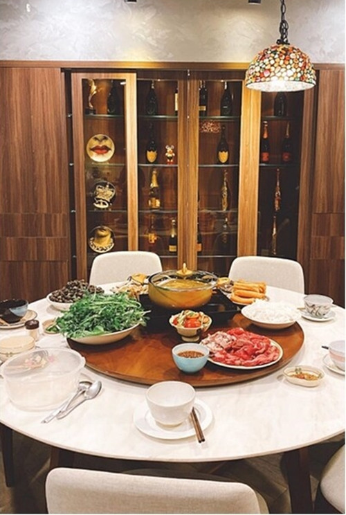 Khu vực ăn uống được bố trí bàn xoay tiện lợi. Ảnh: FBNV