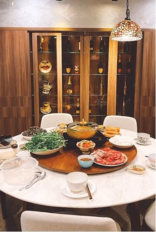 Khu vực ăn uống được bố trí bàn xoay tiện lợi. Ảnh: FBNV