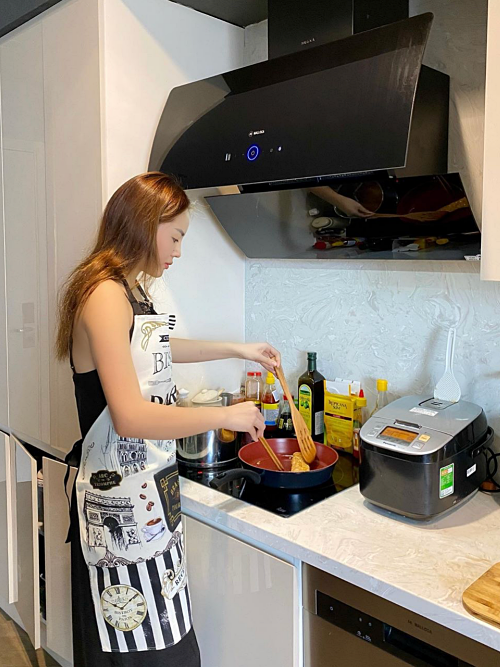 Phòng bếp thiết kế gọn gàng, hiện đại với các thiết bị cao cấp. Ảnh: FBNV