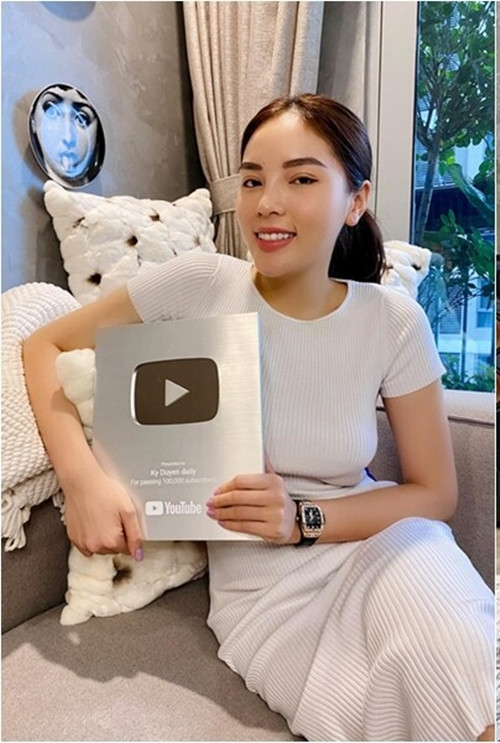 Phòng khách thoáng đãng với ghế sofa lớn, bài trí đơn giản nhưng tinh tế. Ảnh: FBNV