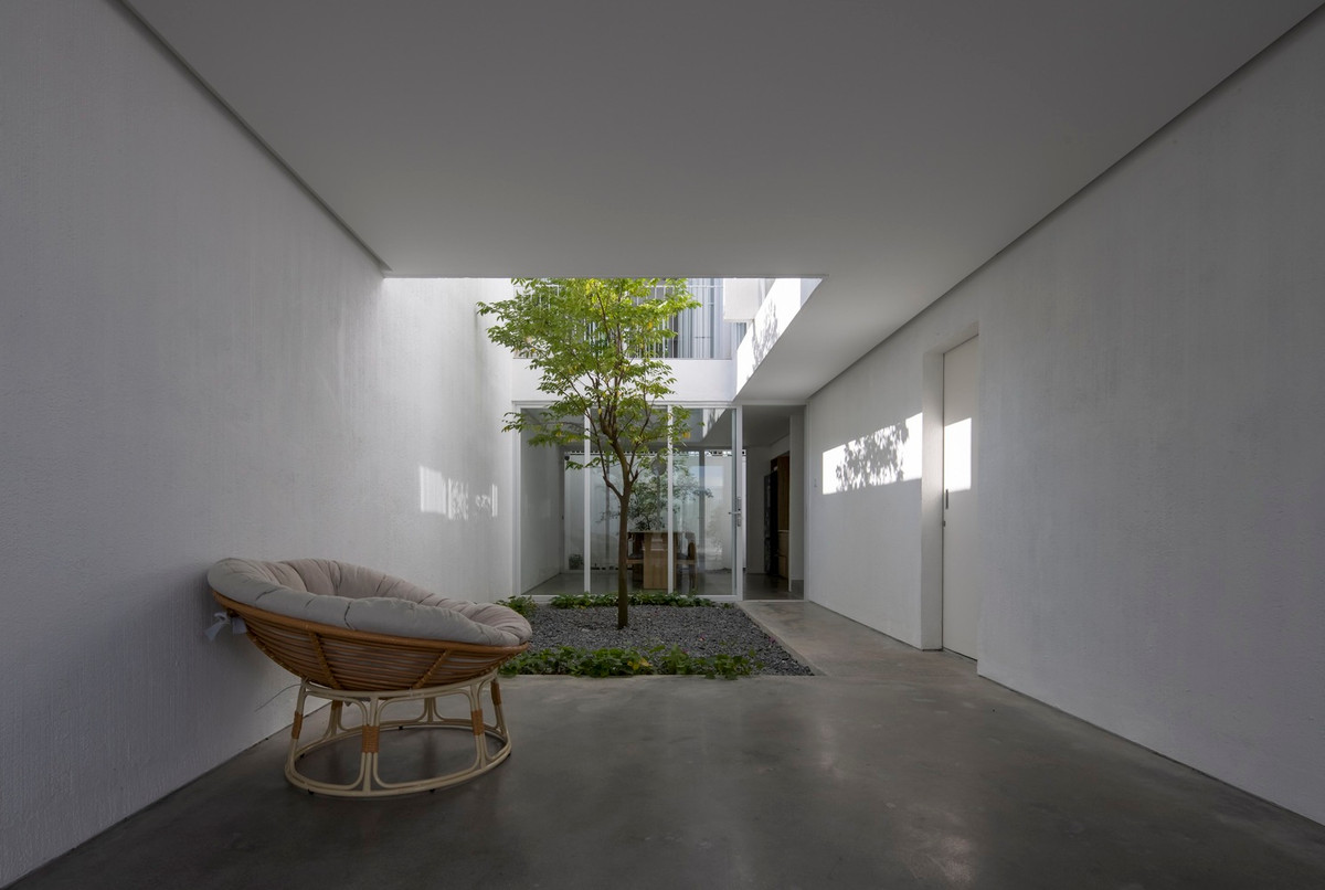 Gia chủ cũng muốn giảm bớt mật độ xây dựng, ưu tiên không gian để trồng cây xanh nhưng vẫn phải thích ứng được với khí hậu ở địa phương.