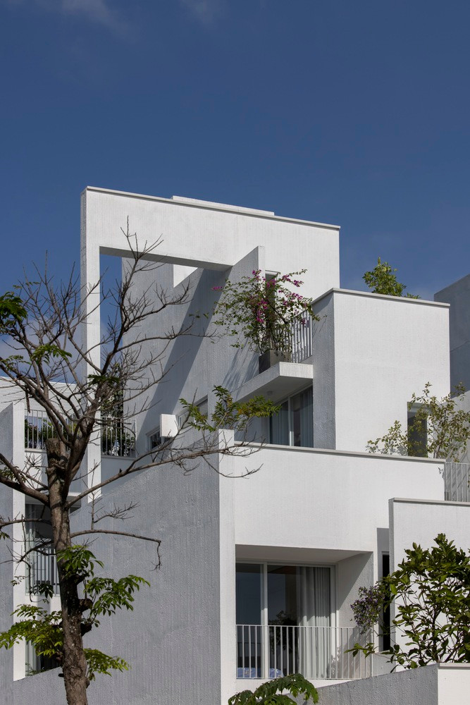 Yêu cầu của gia chủ là thiết kế căn nhà cho gia đình trẻ gồm 4 thành viên, vợ chồng và 2 con nhỏ, cả hai vợ chồng đều làm việc hoàn toàn từ xa.