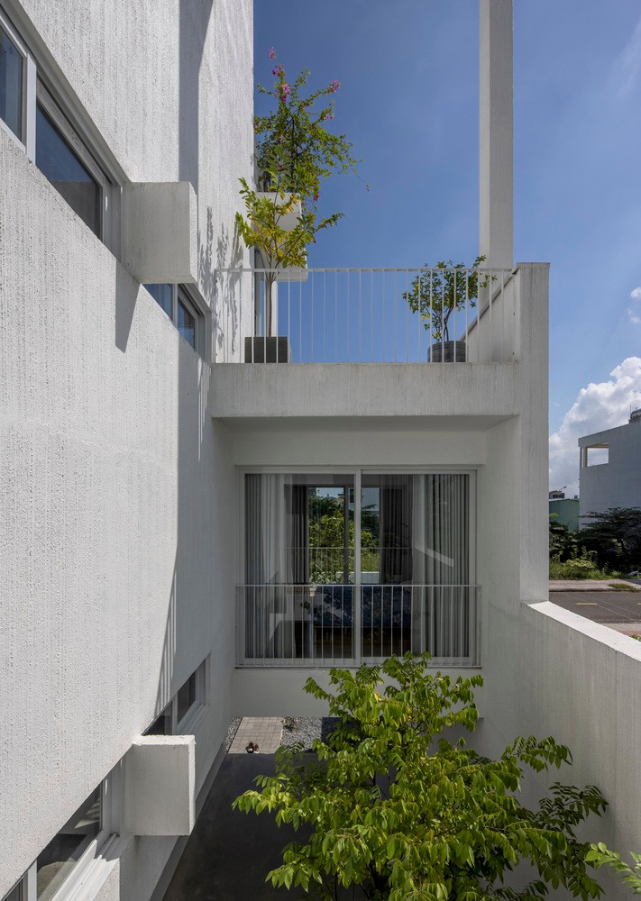 Khối cao phía sau sẽ chắn nắng và gió bão Tây Bắc tác động vào tòa nhà. Khối thấp phía trước giúp toàn bộ không gian khối sau (bếp ăn, 2 phòng ngủ) đón gió Đông Nam cũng như ánh sáng sẽ chiếu sâu vào khoảng sân trong.