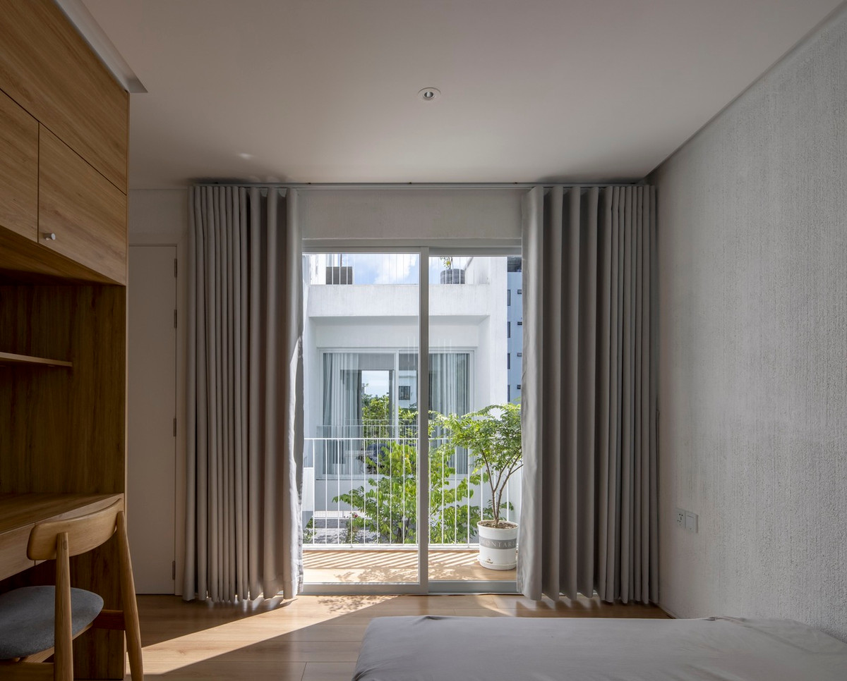 Phòng ngủ chính trên gác lửng được bố trí quan sát toàn bộ ngôi nhà và phòng ngủ của 2 con. Nguồn ảnh: Hoang Le