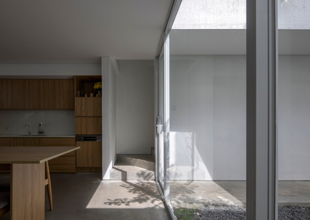 Phần hiên kết hợp với sân vườn phía trước (cách ranh giới đất 7m), tạo nên không gian thoáng mát cho 2 bé vui chơi trong không gian rộng 63m2 sau giờ học.