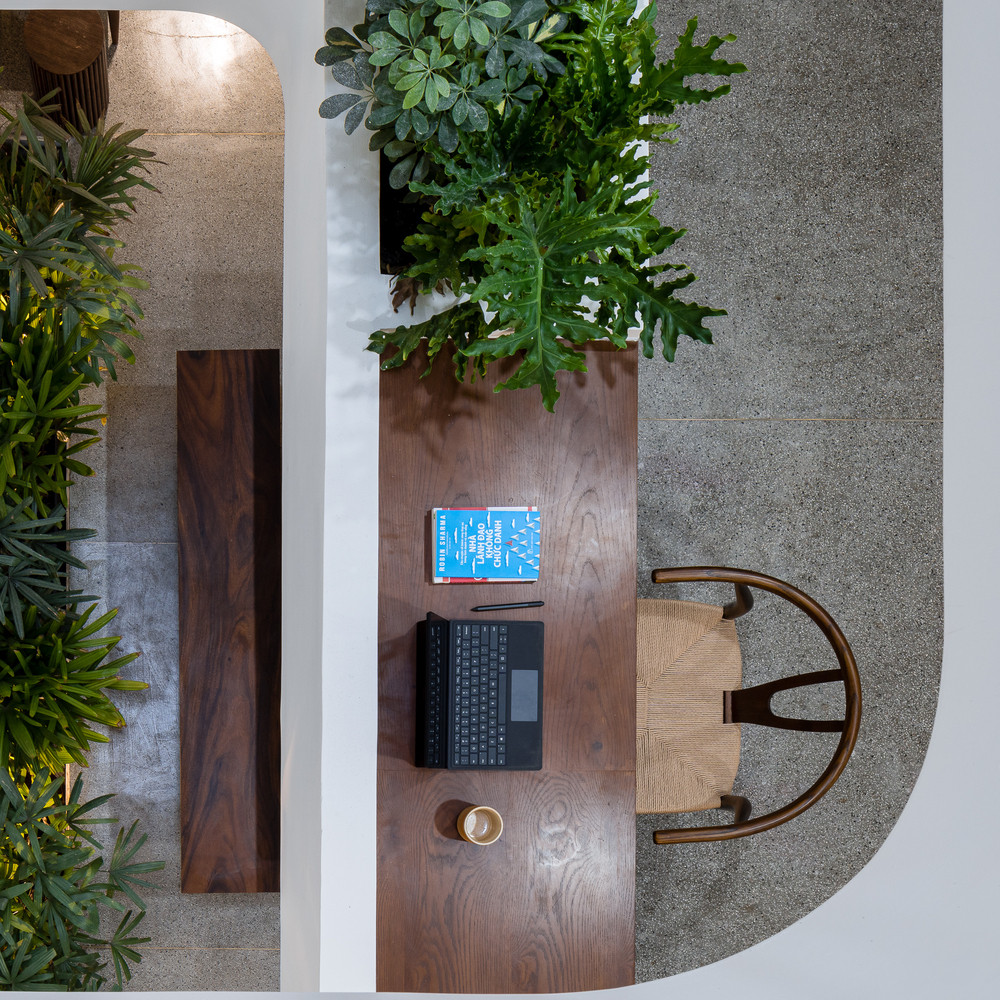 Các yếu tố tự nhiên trải dài từ ngoài trời đến trong nhà mang lại sự cân bằng cần thiết.