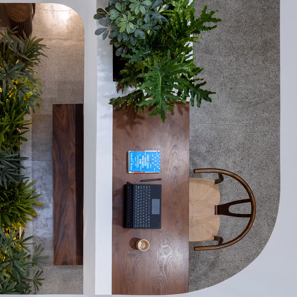 Các yếu tố tự nhiên trải dài từ ngoài trời đến trong nhà mang lại sự cân bằng cần thiết.