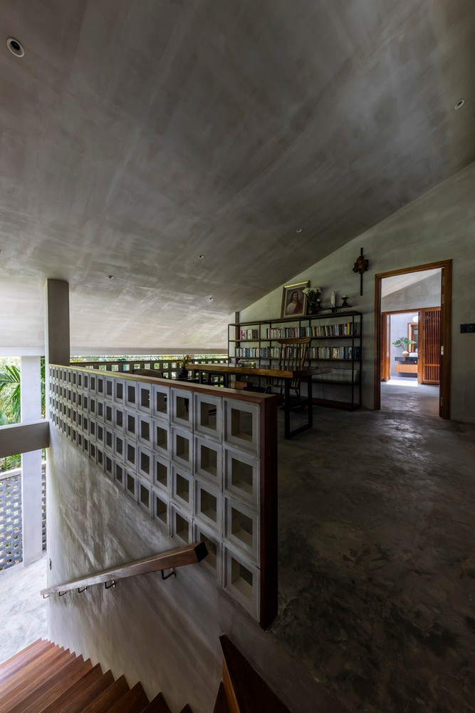 Lớp hoàn thiện thô mộc đơn giản bằng gỗ và bê tông chưa qua xử lý mang đến không gian sống giản dị. Ảnh: Hiroyuki Oki