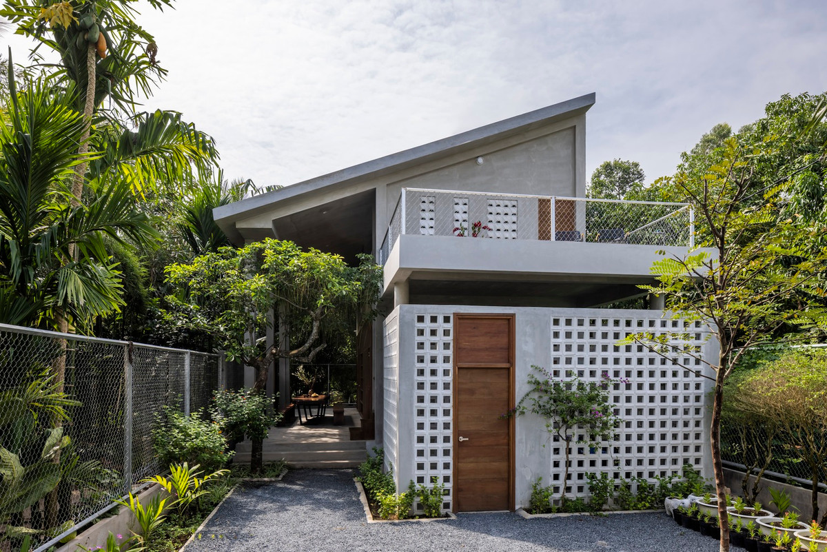 Căn nhà có gác lửng bên trong, sân hiên lộ thiên, phòng vệ sinh ốp kính tạo nên những boong tàu nhiều lớp với nhiều trải nghiệm đa tiện. Ảnh: Hiroyuki Oki