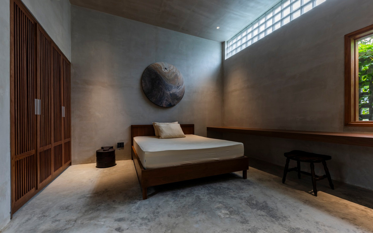 Một cabin có bếp dành cho khách và phòng ngủ nằm ẩn mình sau mặt tiền bằng gỗ. Ảnh: Hiroyuki Oki