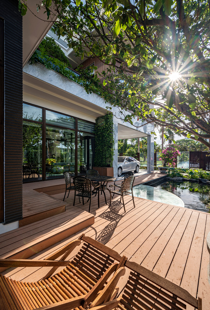 Trong khuôn viên nhà còn có ao cá sinh thái với các loại cây thủy sinh như sen, hoa súng...