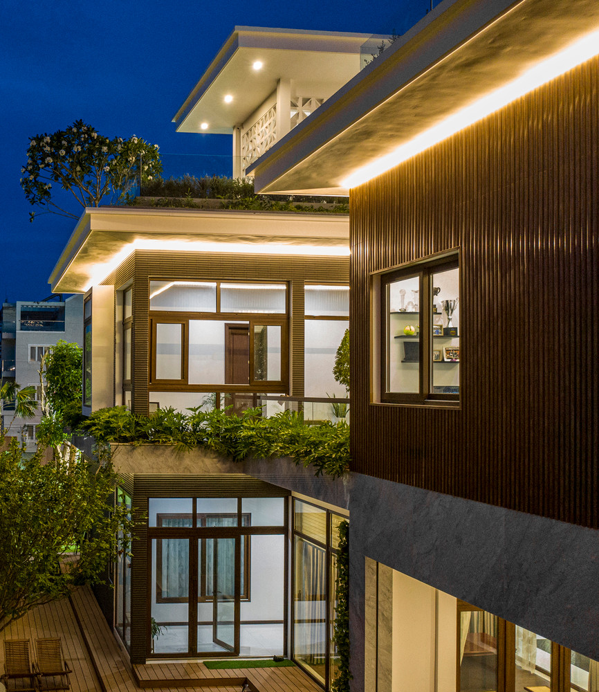 Việc sử dụng kết hợp giữa hệ thống thông gió và chiếu sáng tự nhiên, mái xanh, mặt tiền 2 lớp... cho phép ngôi nhà duy trì được mục đích sử dụng năng lượng một cách hiệu quả và kinh tế.