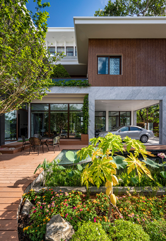 Với mật độ xây dựng thấp dưới 15%, kiến trúc sư ưu tiên cho không gian xanh, mặt nước, mặt thấm nước mưa và "mái nhà xanh" để làm giảm hiện tượng đảo nhiệt đô thị.