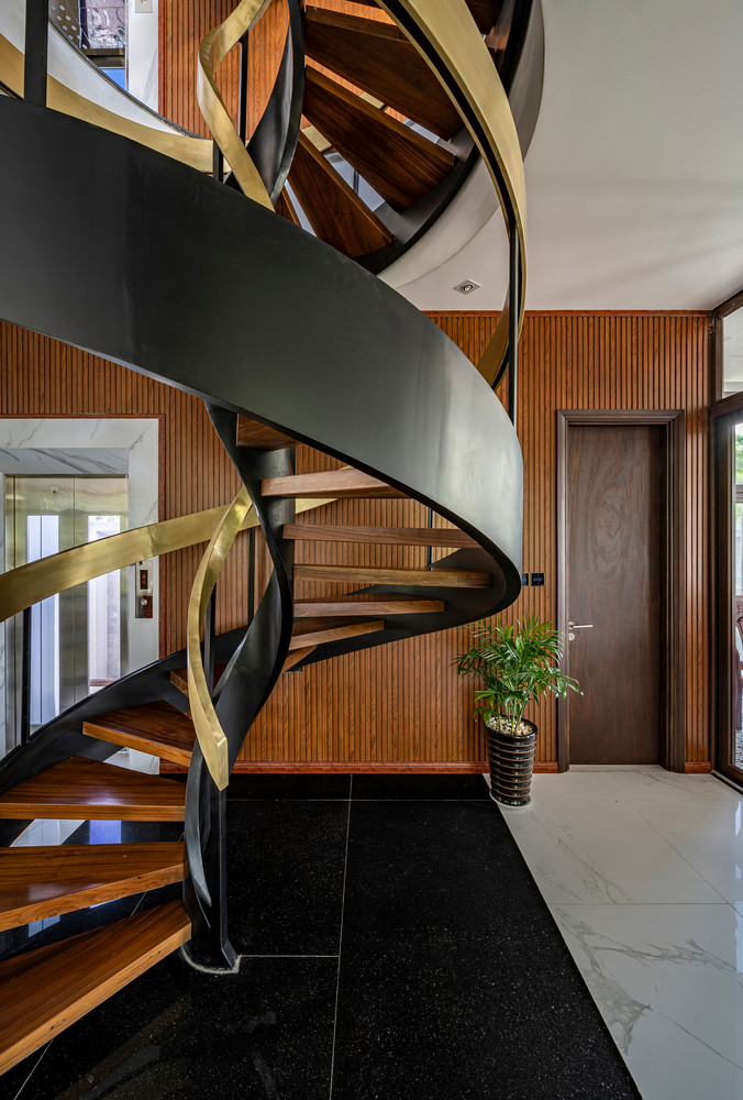 Cầu thang xoắn ốc là điểm nhấn nghệ thuật cho phần trung tâm của công trình. Đó cũng là giếng trời lấy ánh sáng tự nhiên và lưu thông không khí cho tòa nhà. Nguồn ảnh: TOMQAST