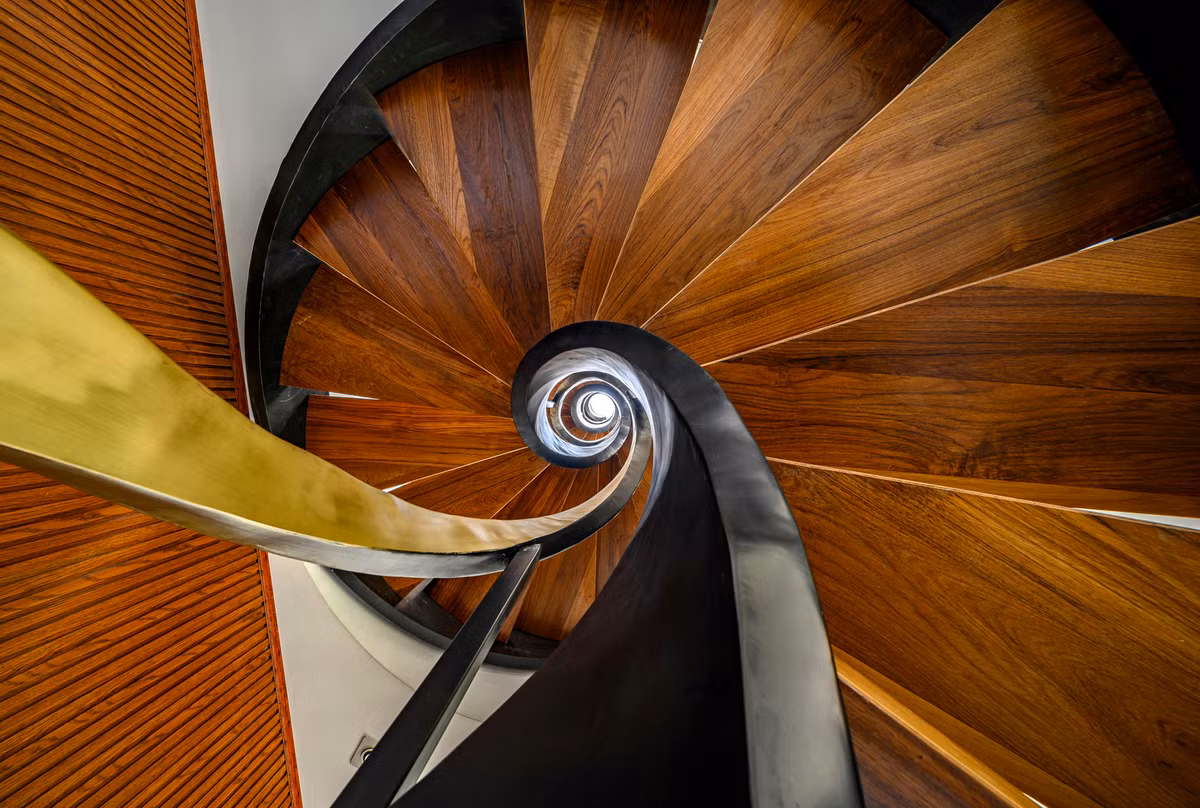 Gỗ tự nhiên (có nguồn gốc bền vững đã được chứng nhận) được sử dụng làm sàn và đồ nội thất.