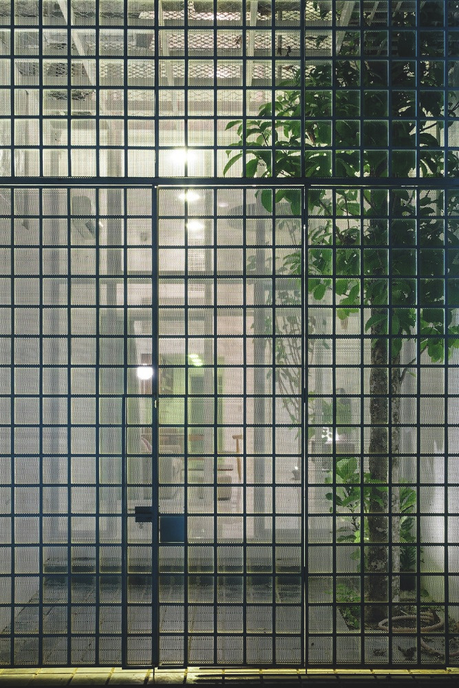 Mặt tiền trước nhà được ốp kính để tận dụng ánh sáng và đảm bảo sự riêng tư.