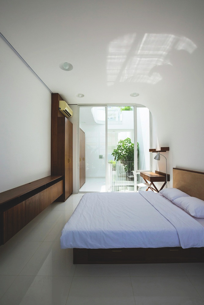 Phòng ngủ tràn ngập ánh nắng, cách bày trí không quá cầu kỳ nhưng tiện nghi.