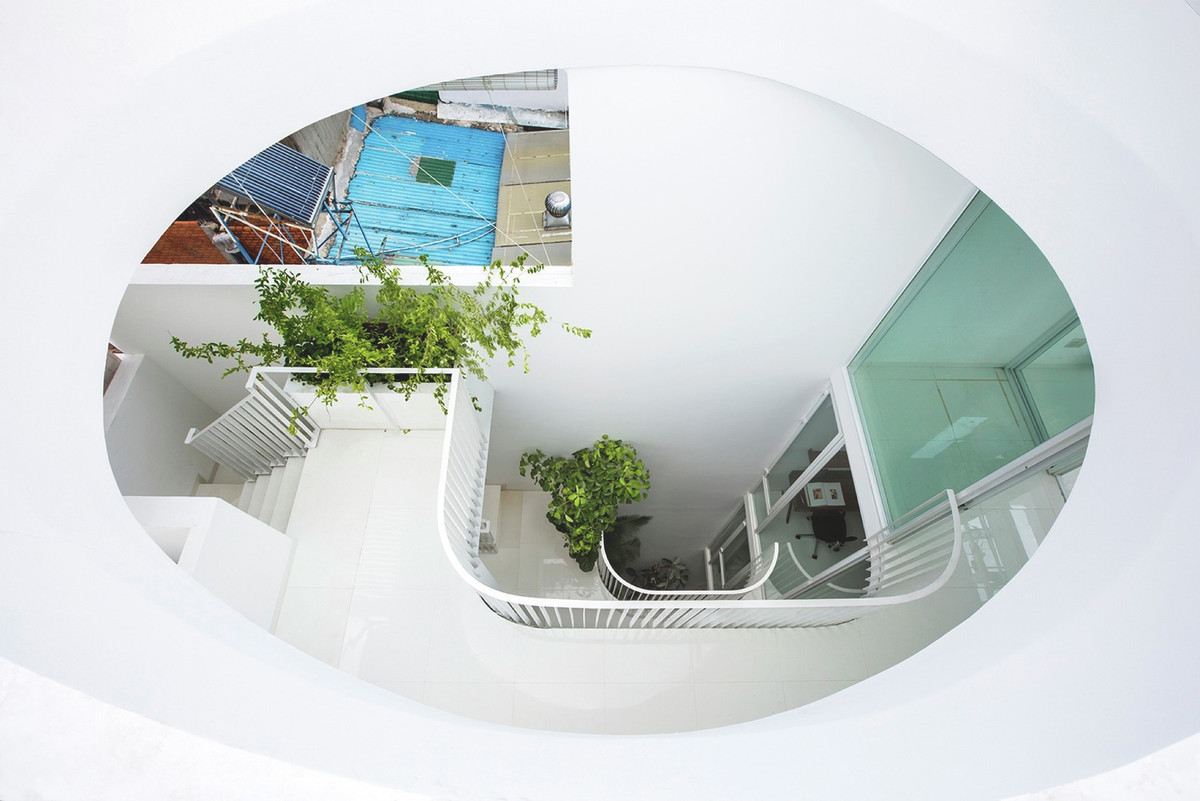 Giải pháp kiến trúc sư lựa chọn là thiết kế giếng trời và khoảng thông tầng để lấy sáng và kết nối với thiên nhiên.