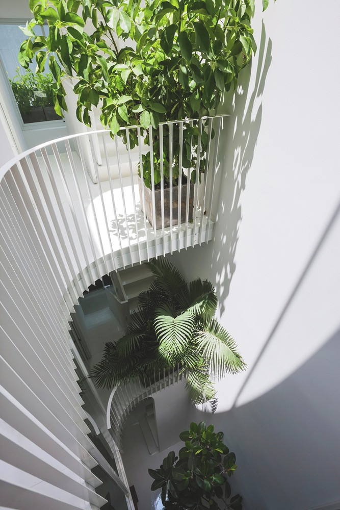 Thách thức với kiến trúc sư là tạo ra một không gian giản dị, thông thoáng và đủ ánh sáng trong một không gian tòa nhà bị hạn chế.